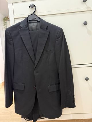 3 Trajes: 2 Negros y 1 Azul Marino