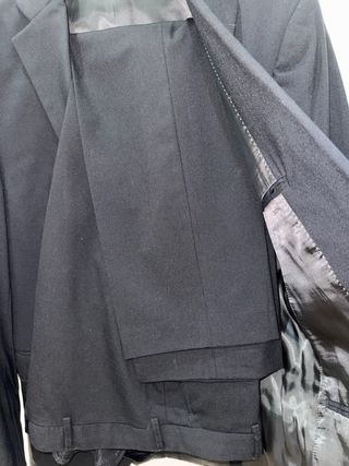 3 Trajes: 2 Negros y 1 Azul Marino