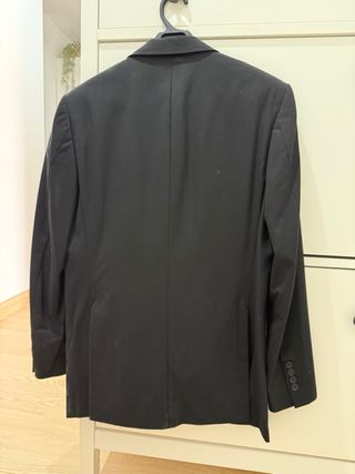 3 Trajes: 2 Negros y 1 Azul Marino