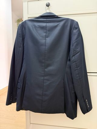 3 Trajes: 2 Negros y 1 Azul Marino