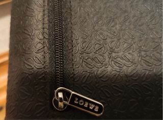 Bolsito Loewe estampado logos.