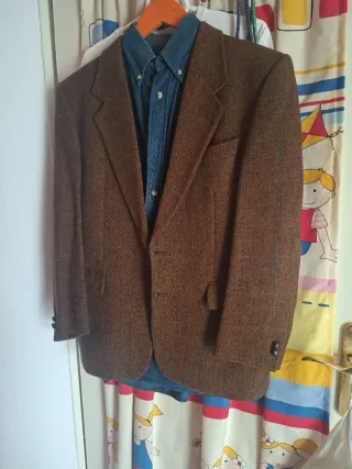 Traje de tweed marrón y azul