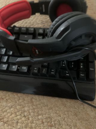 Teclado y Cascos Gaming Negros y Rojos