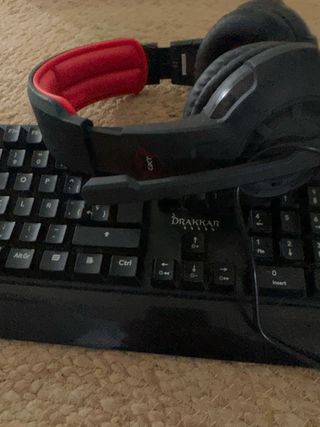 Teclado y Cascos Gaming Negros y Rojos