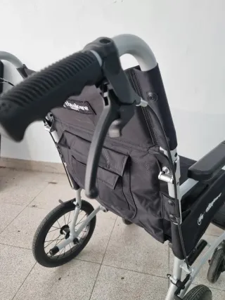 Silla de ruedas manual ligera