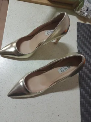 Zapatos de tacón dorados Fórmula Joven