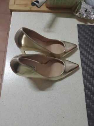 Zapatos de tacón dorados Fórmula Joven