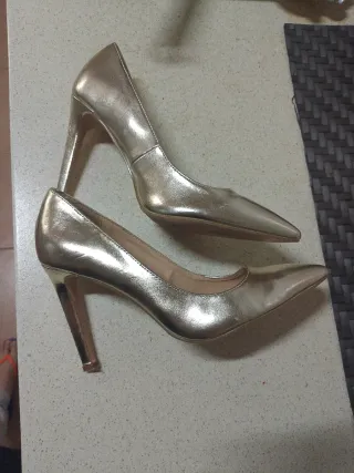 Zapatos de tacón dorados Fórmula Joven