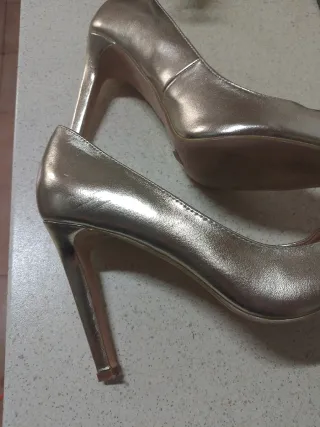 Zapatos de tacón dorados Fórmula Joven