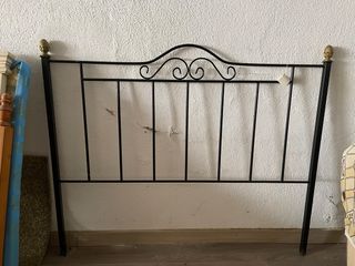 Cabecero de forja negro con detalles dorados