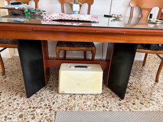 Mesa de comedor de madera y cristal