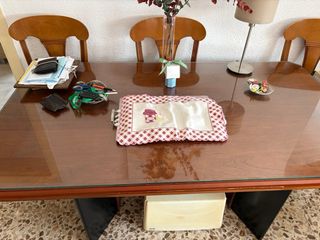 Mesa de comedor de madera y cristal