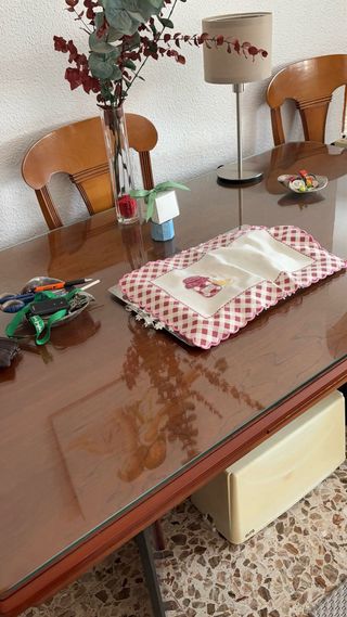 Mesa de comedor de madera y cristal