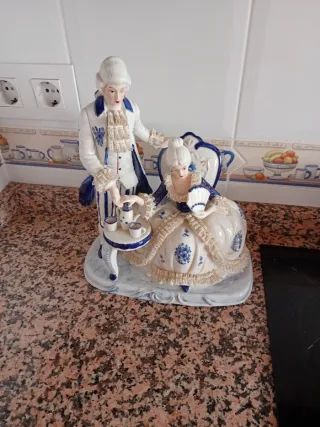 Figura in porcellana di una coppia in scena