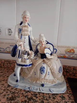 Figura in porcellana di una coppia in scena