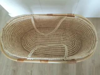 Moisés de mimbre con vestiduras