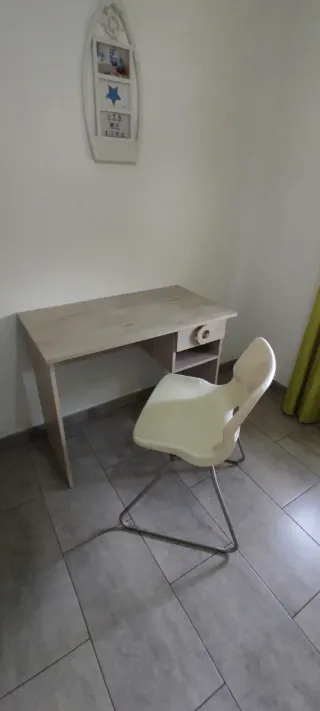 Escritorio y silla de madera y metal