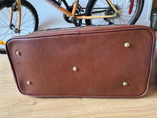 Mochila de cuero y tela a rayas