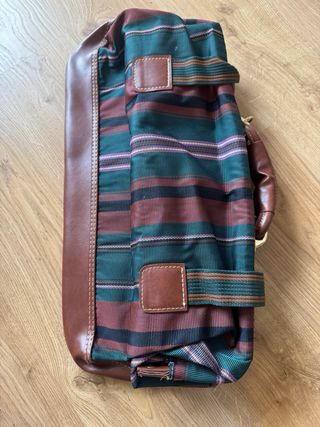 Mochila de cuero y tela a rayas