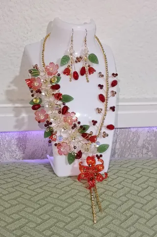 Conjunto collar y pendientes florales dorados