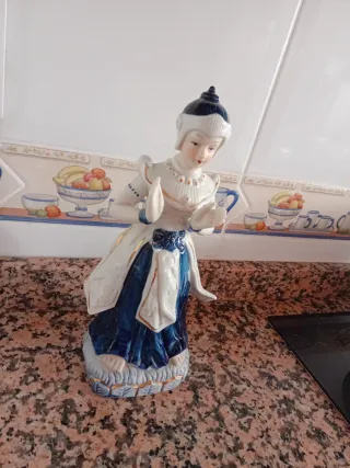 Figura de porcelana mujer vestida