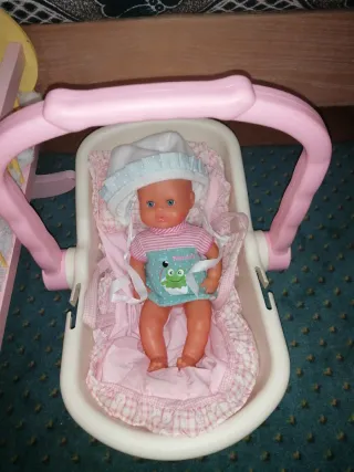 Cuna de muñecas con 4 muñecas y chupetes