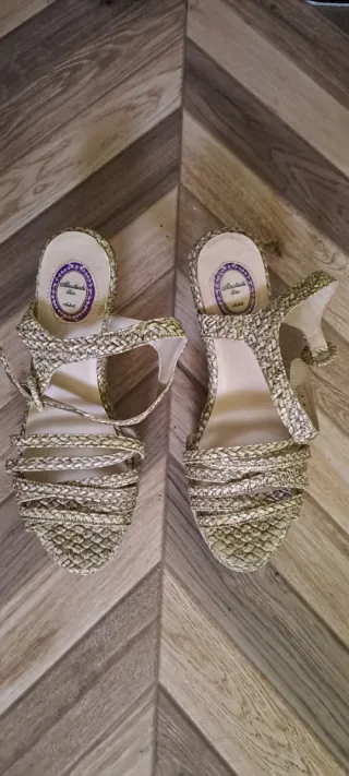 Sandalias cuña Almatrichi trenzadas beige/verde