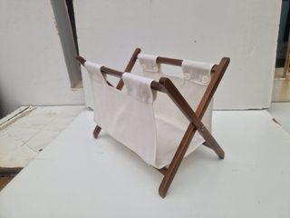 Revistero de madera y tela beige