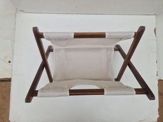 Revistero de madera y tela beige