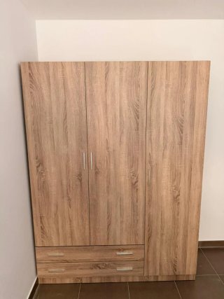 Armarios blancos y beige de madera