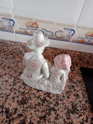 Figura de porcelana padre e hijo