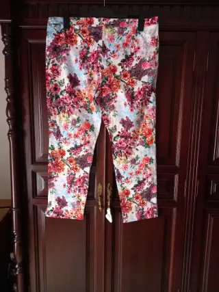 Pantalón pirata estampado floral