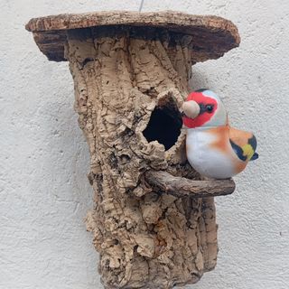 CASA DE CORCHO ARTESANAL PARA PAJAROS DE 27 CM