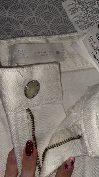 Pantalón Zara blanco con tachuelas