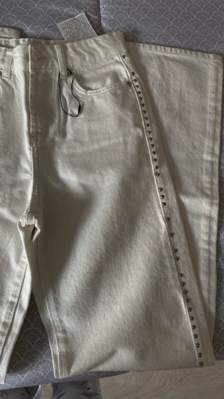 Pantalón Zara blanco con tachuelas