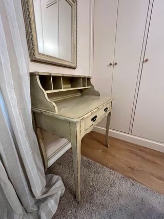 Escritorio envejecido de madera
