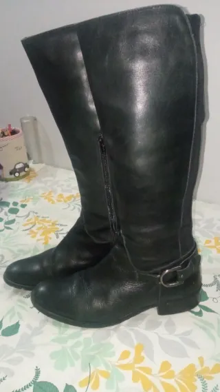 Botas altas de piel negras