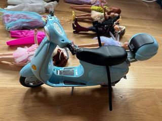 Lote Muñecas Barbie, Bratz, Moto y Ropa