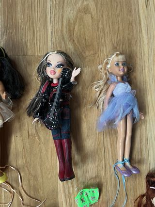 Lote Muñecas Barbie, Bratz, Moto y Ropa
