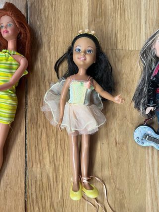 Lote Muñecas Barbie, Bratz, Moto y Ropa