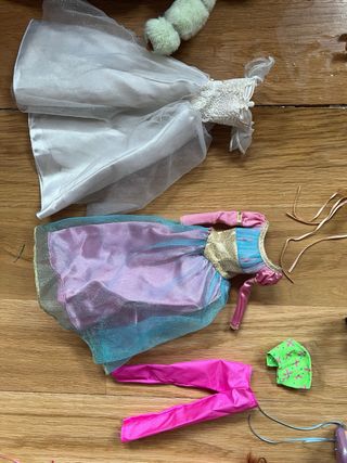 Lote Muñecas Barbie, Bratz, Moto y Ropa