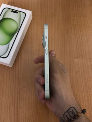 Batteria iPhone 15 verde 87%