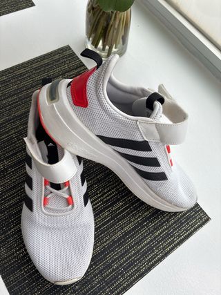 Zapatillas Skechers Negras, adidas blancas y vans