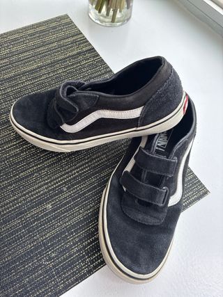 Zapatillas Skechers Negras, adidas blancas y vans