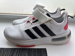 Zapatillas Skechers Negras, adidas blancas y vans