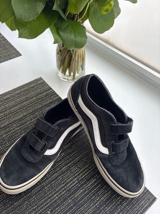 Zapatillas Skechers Negras, adidas blancas y vans