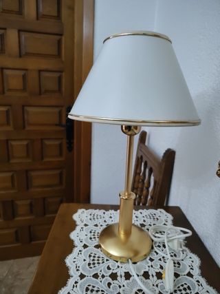 Lámpara de mesa dorada y blanca