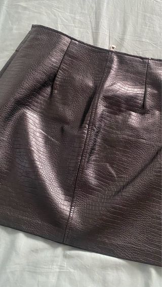 Falda de cuero negra con cremallera
