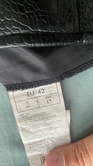 Falda de cuero negra con cremallera