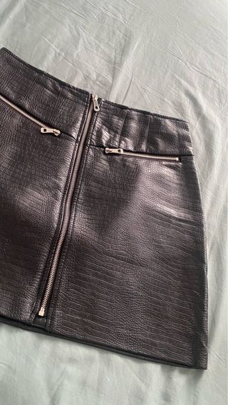 Falda de cuero negra con cremallera